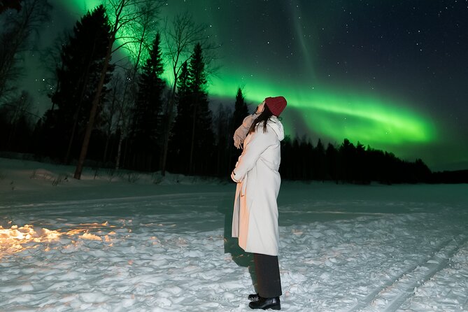 Rovaniemi: Genuine Aurora Hunting with Unlimited Pro Photos - Snacks make the cold easier to handle