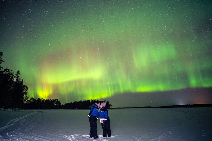 Rovaniemi: Guaranteed Ultimate Aurora Hunt with Photographer - Choosing a clear spot away from city lights