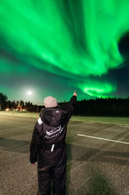 Rovaniemi: Northern Lights Group Tour with Guaranteed View - The drive into darker and clearer skies