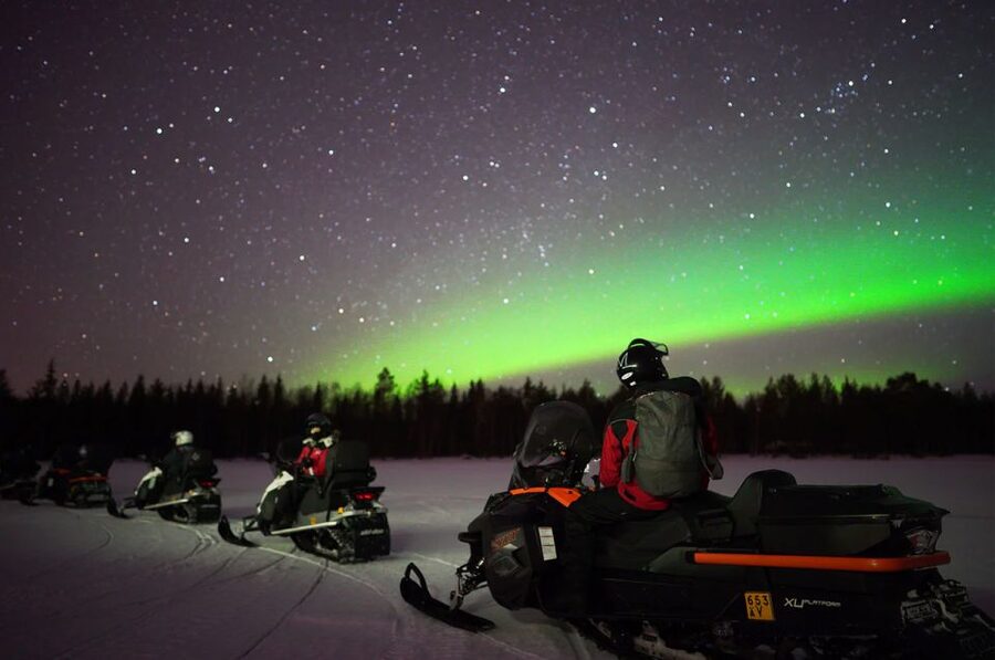 Rovaniemi: Northern Lights Snowmobile Hunt - Guides and language support