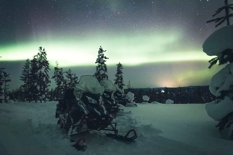 Rovaniemi: Northern Lights Tour with Electric Snowmobiles - A Finnish fire stop with sausage and cinnamon roll