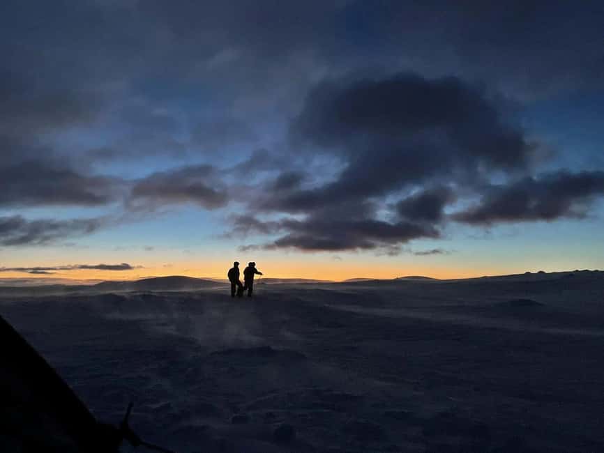 Sälen: Northern Lights Snowshoe Adventure with Pickup - Hunting the Northern Lights in a changing sky