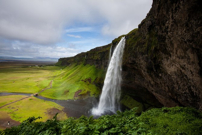 South Coast, Glacier Hike & Northern Lights from Reykjavik - Guides are a major part of the value