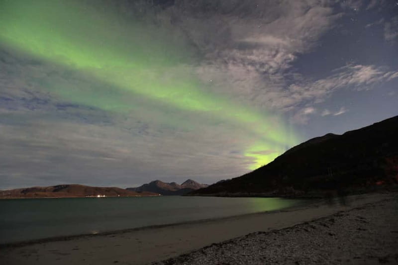 Tromsø: All-Inclusive Northern Lights Hunt - Campfire time, reindeer skins, and hot stew