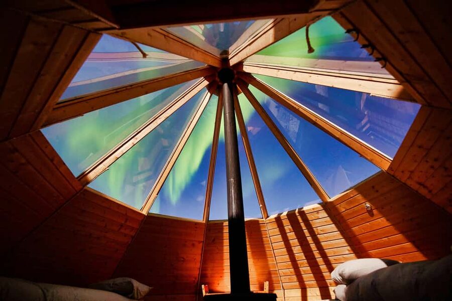 Tromsø: Aurora Crystal Lavvo Experience with Snowshoeing - Dinner, stories, and a long aurora watch