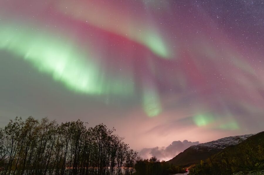 Tromsø: Aurora Quest Minibus Adventure - Warm clothes, hot drinks, and the campfire question
