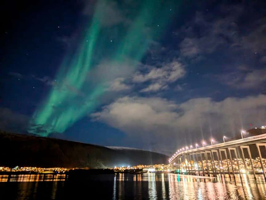 Tromsø: Evening dinner cruise with possible northern lights - The 6 p.m. departure and captain’s welcome