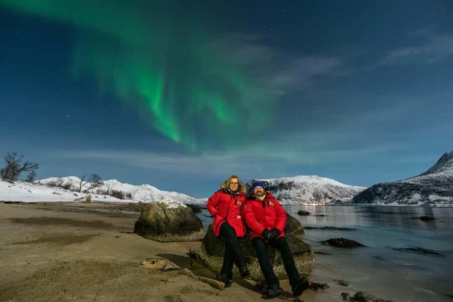 Tromsø: Exclusive Northern Lights Chase with Photos - Guides, languages, and group size