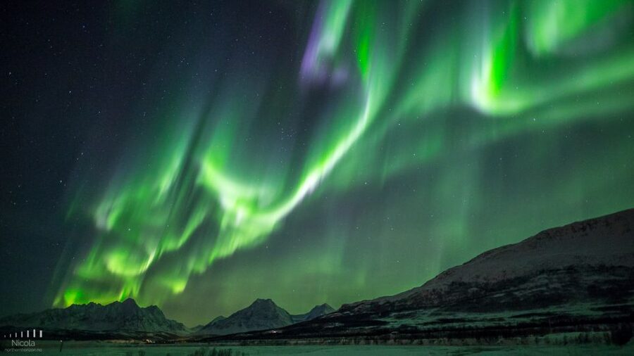 Tromsø: Expert Aurora Hunt - Thermal Gear, Food, Campfire - Meeting at Magic Ice Bar and settling into the minibus
