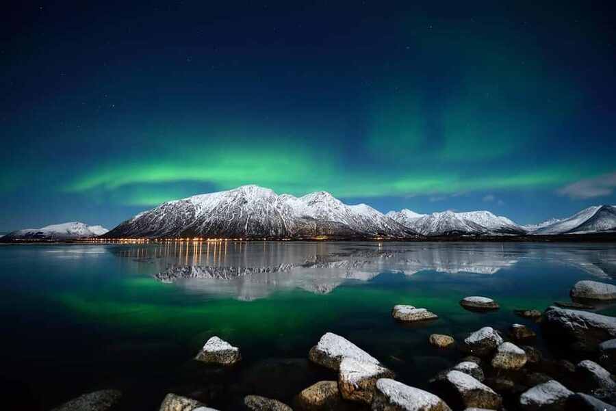 Tromsø: Northern Lights Bus Tour – Chase the Aurora Borealis - Noodles, hot drinks, and a warm break