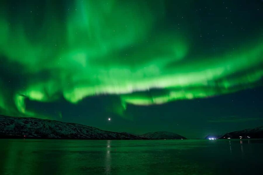 Tromsø: Northern Lights Chase with Expert Aurora Hunters - DSLR photos that let you watch instead of fiddle