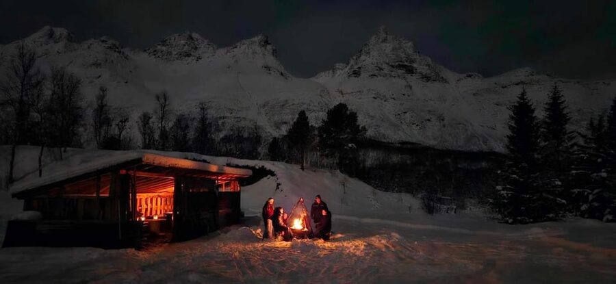 Tromsø: Northern Lights Hunt. Local Guide and Basecamp. - Starting at Magic Ice Bar in Tromsø