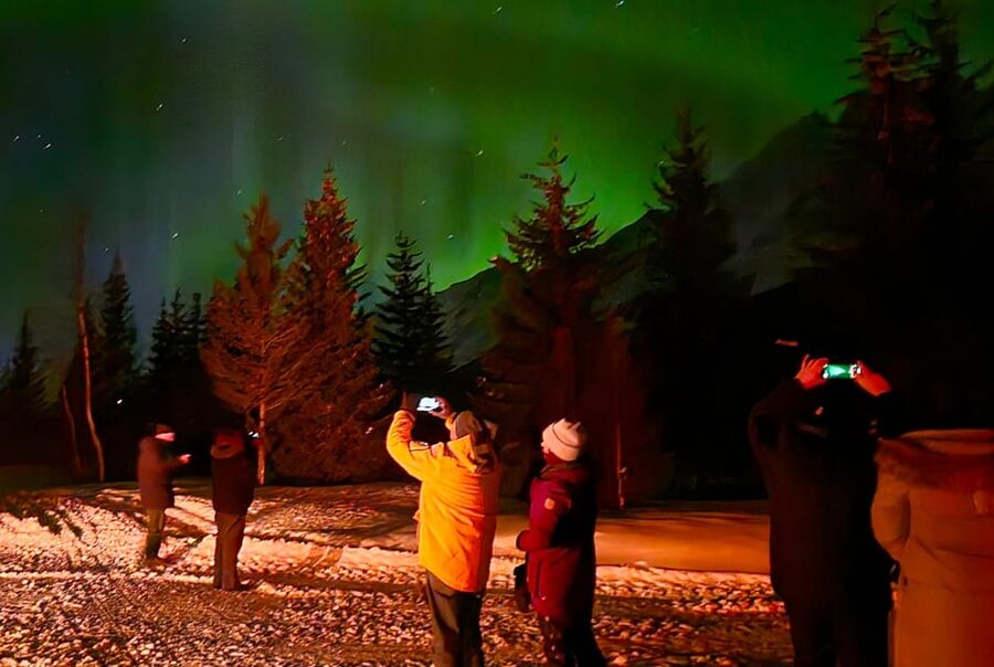 Tromsø: Northern Lights Hunt. Local Guide and Basecamp. - The first hour on the road