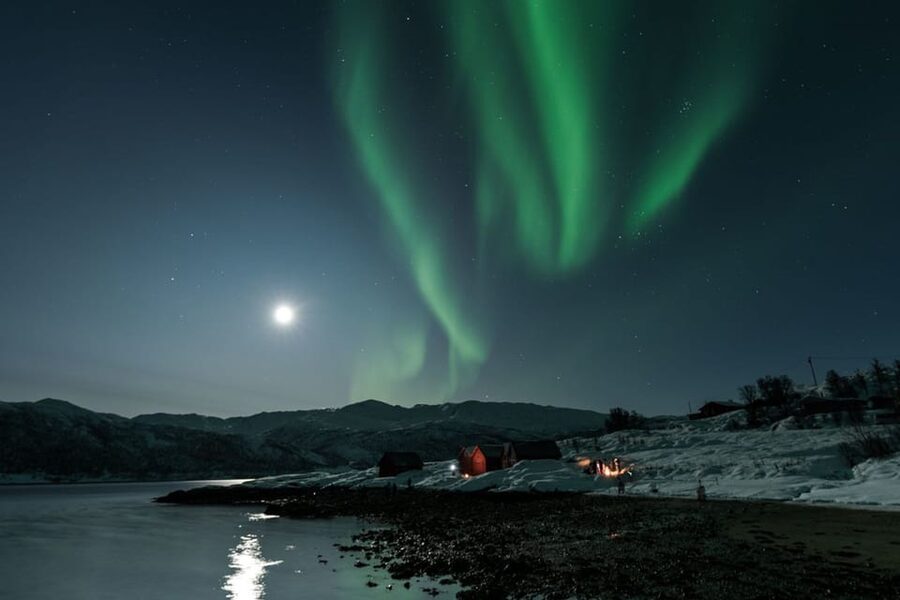 Tromsø: Northern Lights Photography Small-Group Tour - Setting up camp in the Arctic cold