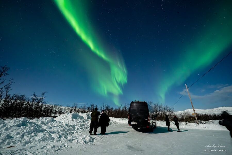 Tromsø: Northern Lights Tour with Photos, Hot Meal & Drinks - Who this tour suits best