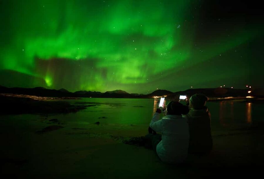 Tromso: Photograph the Northern Lights with an English/Spanish Photographer, Minibus - Portraits in darkness without losing the night