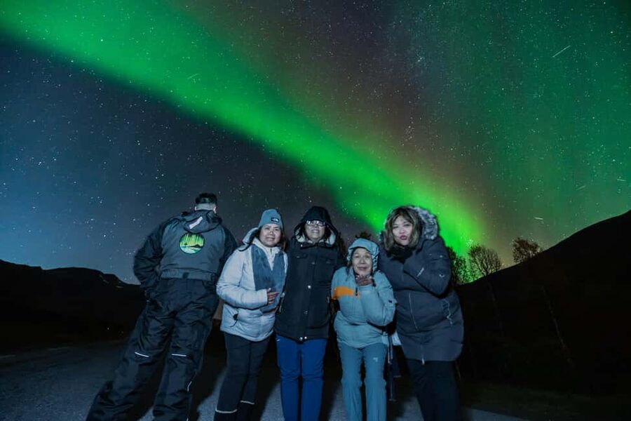 Tromsø: Premium Northern Lights Tour Small Group 8 Guests - Practical packing advice for a winter night