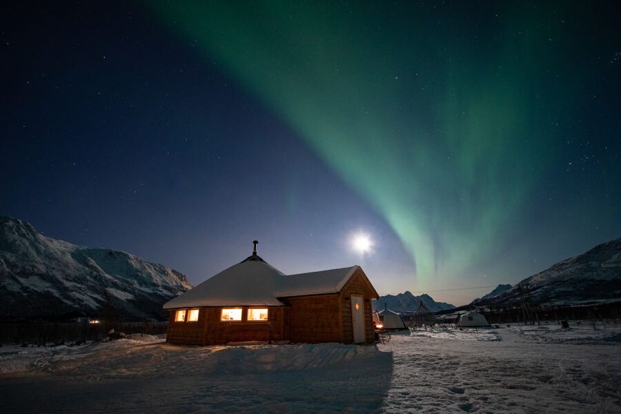 Tromsø: Reindeer Feeding & Chance of Northern Lights Viewing - Inside the gamme for Bithos and warm drinks