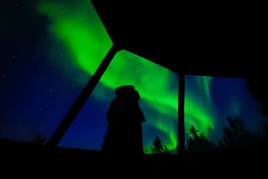 Yellowknife: 2 Nights Aurora Hunting and Viewing in Cabin - Night two: soup, bread, and a heated viewing base