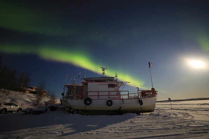 Yellowknife Tours - Aurora by bus - Prelude Lake: the first serious sky check