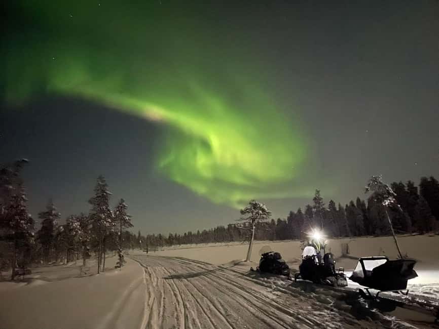 Ylläs: Northern Lights Snowmobile Safari with Transfers - The safari house is where comfort starts
